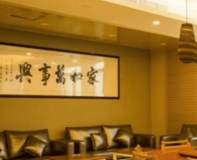 都饱含着对白叟的卑沉